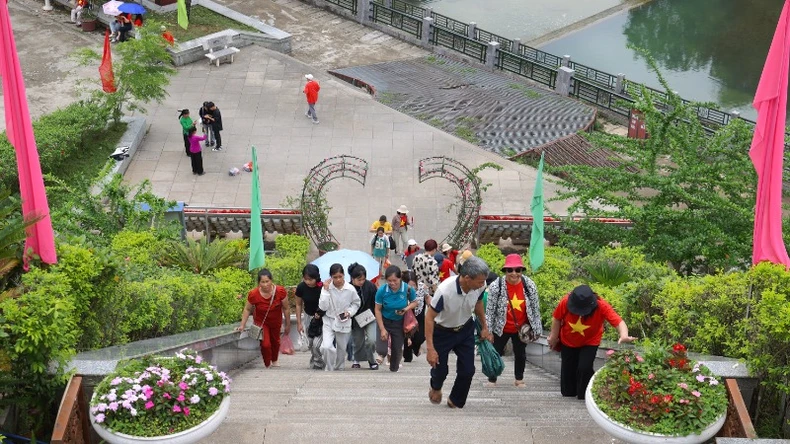 Khu di tích Pác Bó: Xúc động trong dòng người tri ân ảnh 2