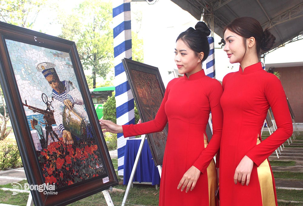 Young people in Bien Hoa city view the thematic exhibition of 50 years of Dong Nai literature and art at the outdoor space of Dong Nai Museum.
