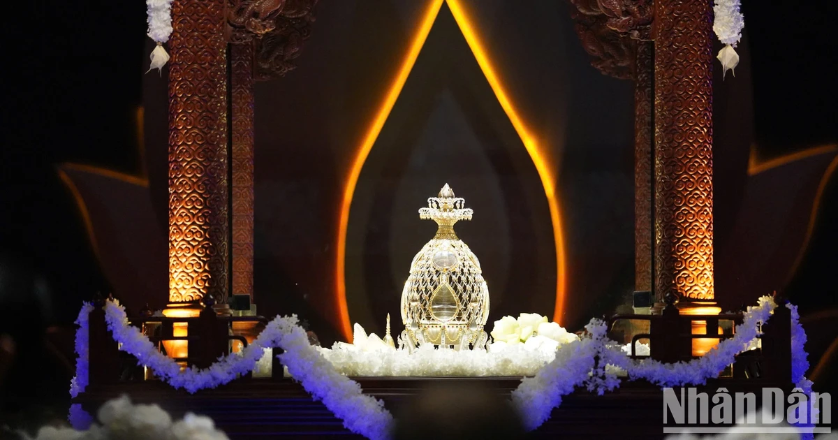 [ภาพ] ชาวพุทธนับพันรอสักการะพระบรมสารีริกธาตุที่อำเภอบิ่ญจันห์