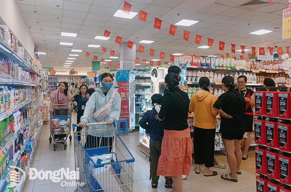 Lượng khách mua sắm tại nhiều siêu thị Đồng Nai tăng cao trong những ngày nghỉ lễ