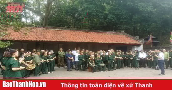 Touristen sind beeindruckt, wenn sie das spirituelle Tourismusgebiet Thanh Land besuchen.