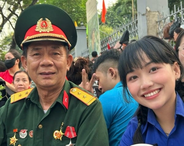 Nữ sinh nhường chỗ cho cựu chiến binh: Cách hành xử đầy nhân văn của người trẻ