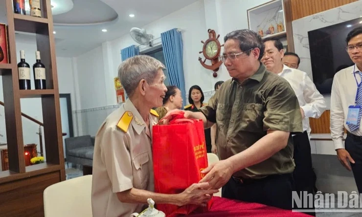 Prime Minister Pham Minh Chinh pays tribute to heroic martyrs and revolutionary soldiers in Con Dao