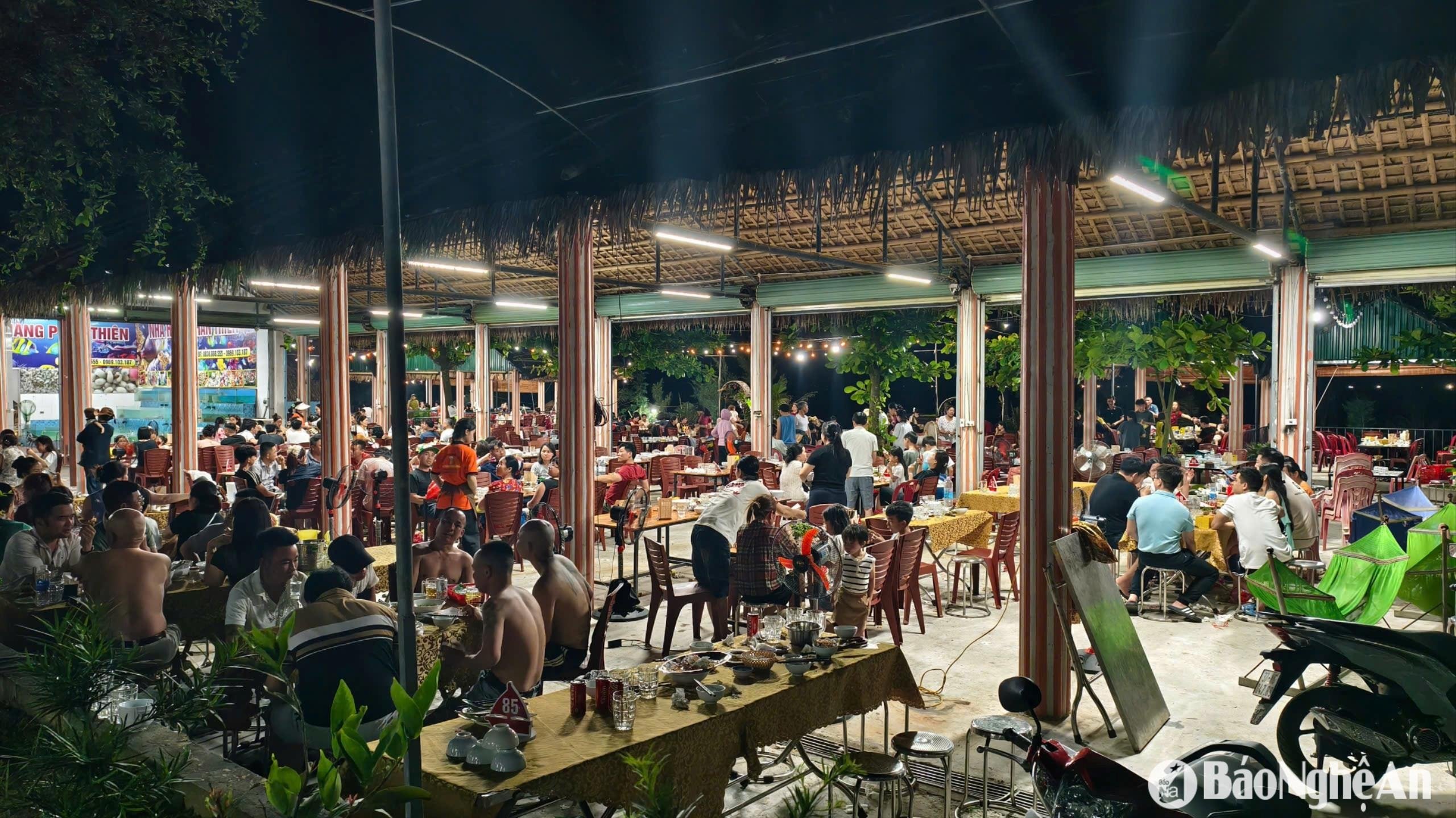 ในช่วงบ่าย ชายฝั่งทะเลทั้งหมดสว่างไสวไปด้วยแสงไฟจากแถวร้านอาหาร ดนตรีกลมกลืนไปกับเสียงของคลื่น และกลิ่นอาหารทะเลย่างฟุ้งทั่วอากาศ ภาพโดย : Diep Thanh