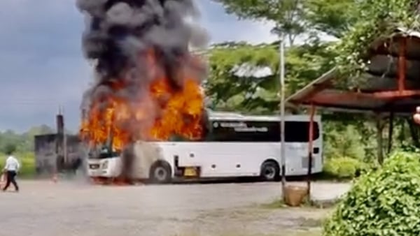 Xe ô tô 45 chỗ chở khách du lịch bị cháy trơ khung khi ghé vào nhà hàng