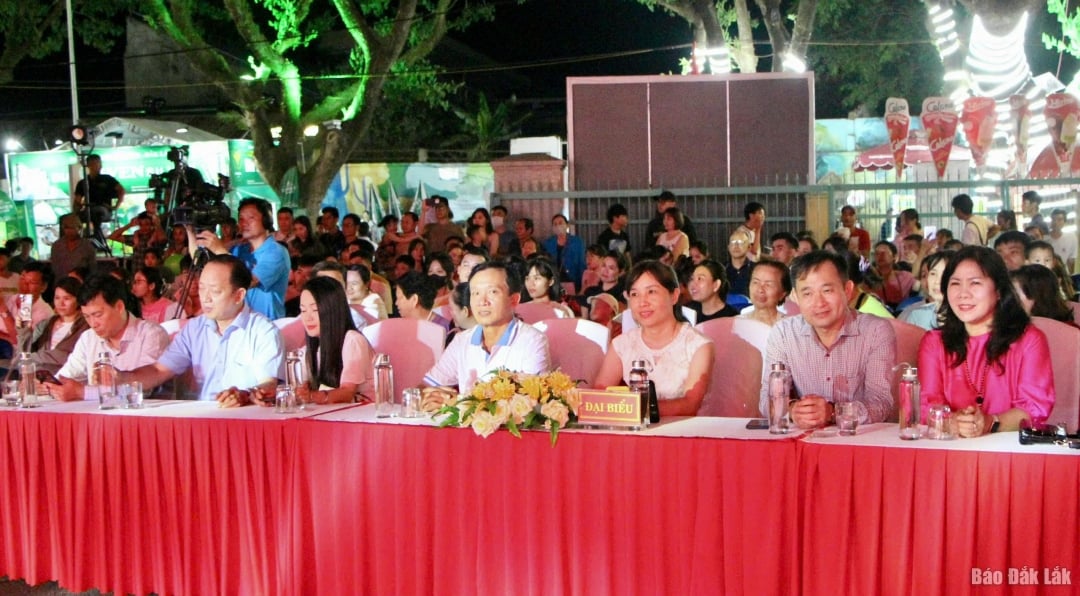 Đại biểu tham dự chương trình.
