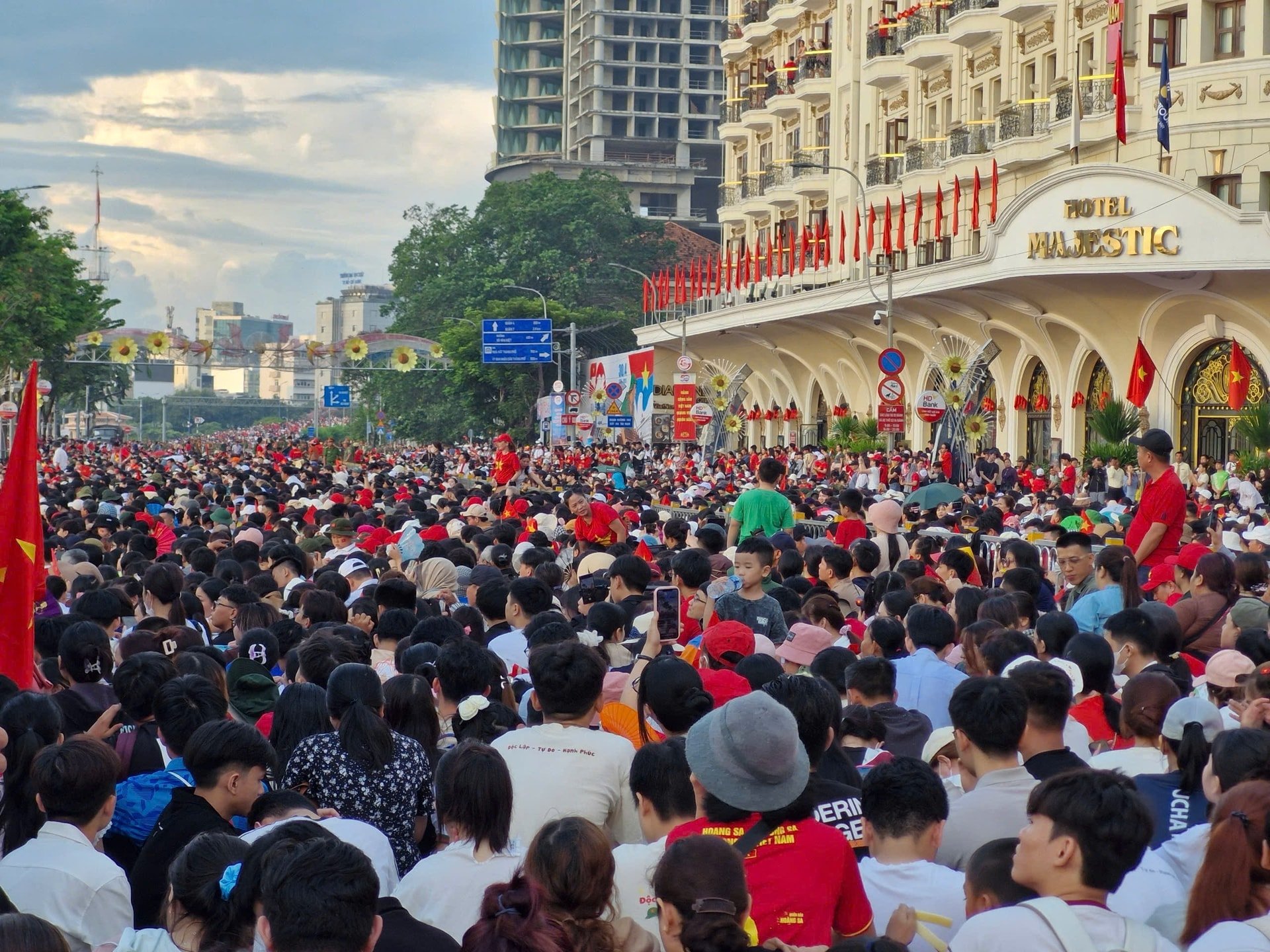 Tour lịch sử bùng nổ, du khách đến TP Hồ Chí Minh đông chưa từng có