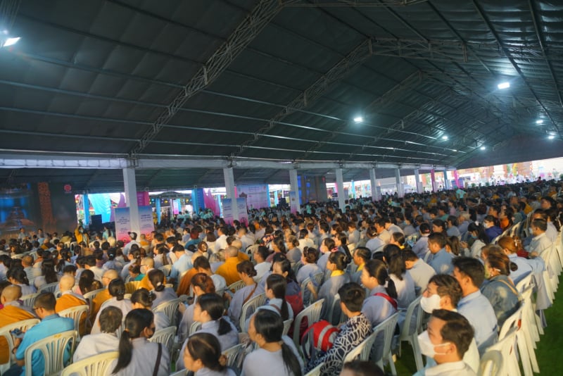 Hàng ngàn Phật tử đến chiêm bái Xá lợi Đức Phật tại TP Hồ Chí Minh -0