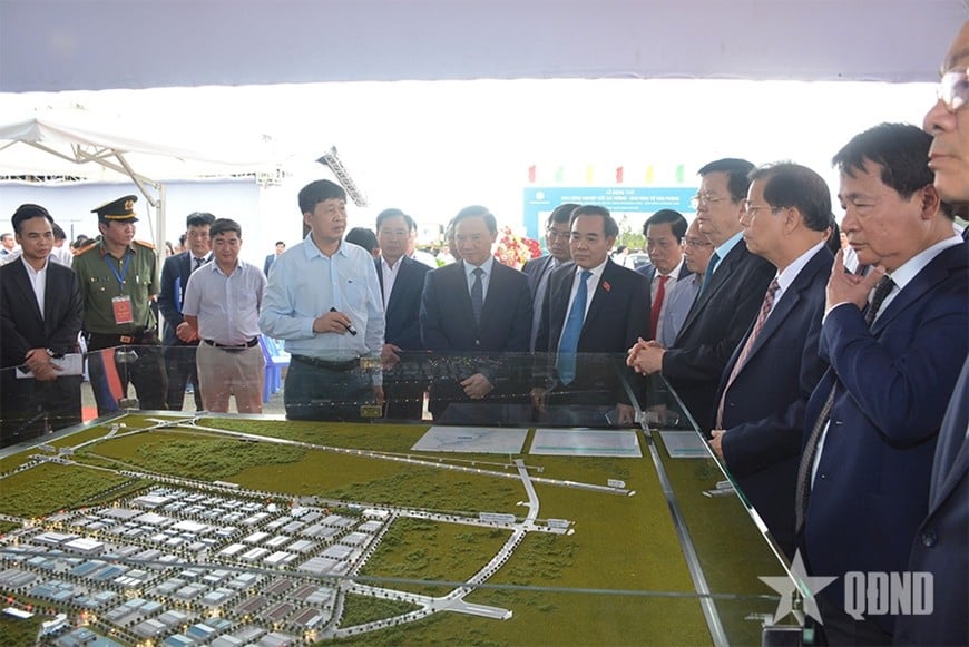 Các đại biểu tham quan mô hình dự án Khu công nghiệp Dốc Đá Trắng, thuộc Khu kinh tế Vân Phong vừa được khởi công xây dựng tháng 4-2025. 