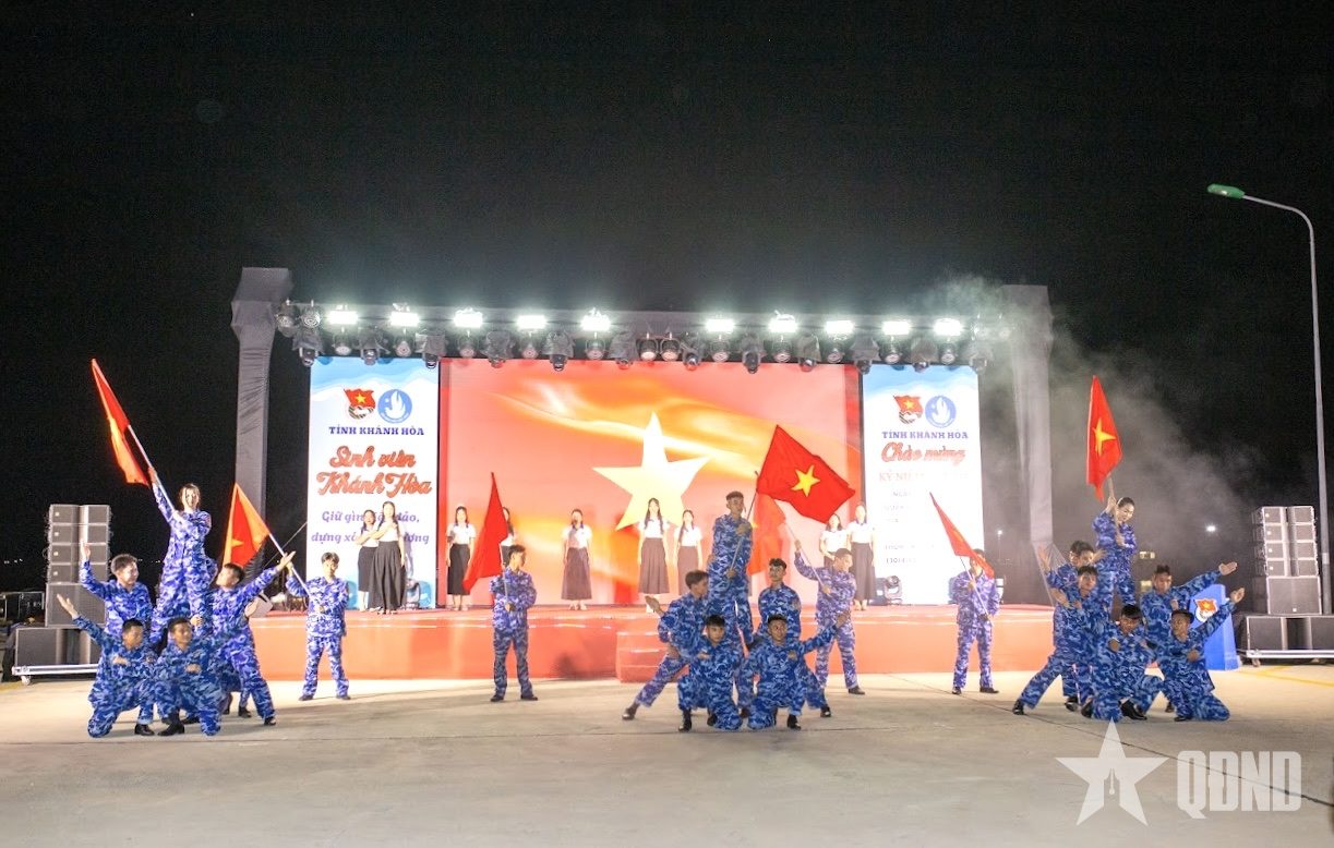 Đoàn viên, sinh viên và cán bộ, chiến sĩ Hải đoàn 32 tham gia chương trình văn nghệ. 