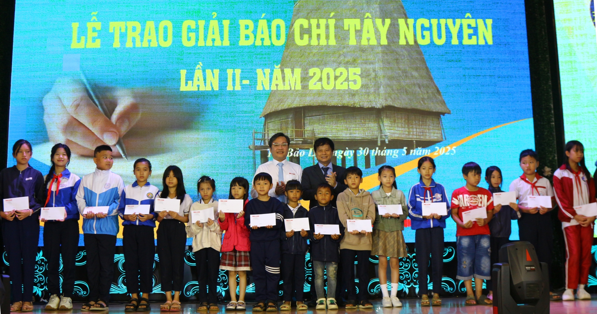 Ban Tổ chức trao học bổng cho học sinh có hoàn cảnh khó khăn hiện đang sinh sống tại địa phương