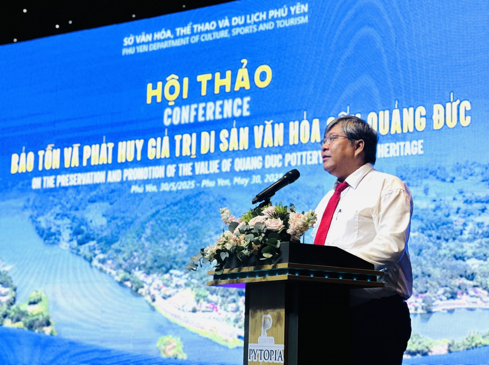 Ông Nguyễn Lê Vũ, Phó Giám đốc Sở VH-TT&DL phát biểu khai mạc và đề dẫn hội thảo. Ảnh: YÊN 