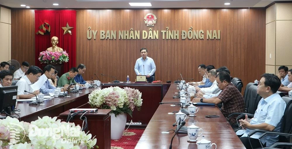 អនុប្រធានគណៈកម្មាធិការប្រជាជនខេត្ត លោក Ho Van Ha ថ្លែងសុន្ទរកថាក្នុងសន្និសីទ។ រូបថត៖ Pham Tung