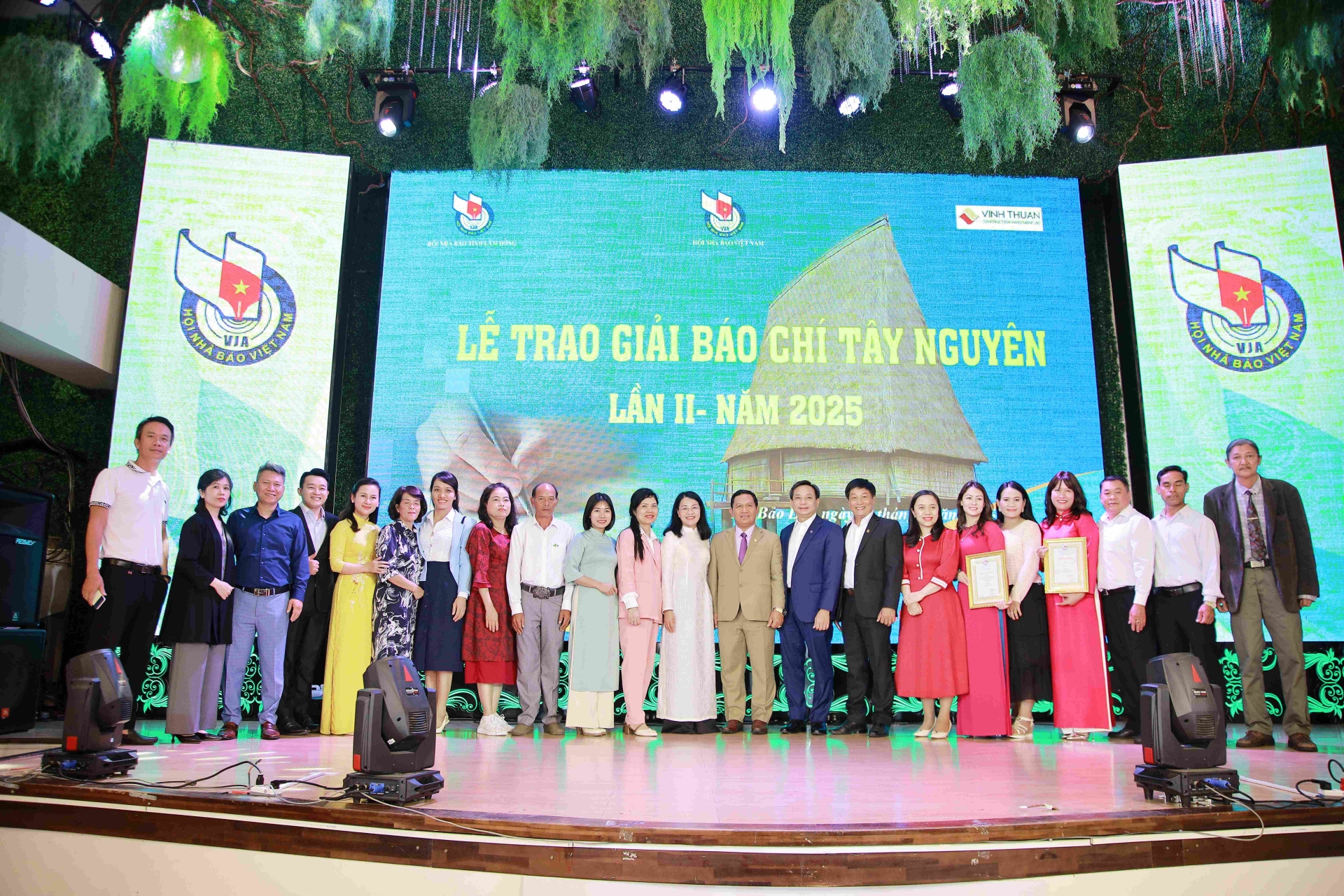 Ảnh các đại biểu cùng các phóng viên nhà báo chụp hình tại lễ trao giải