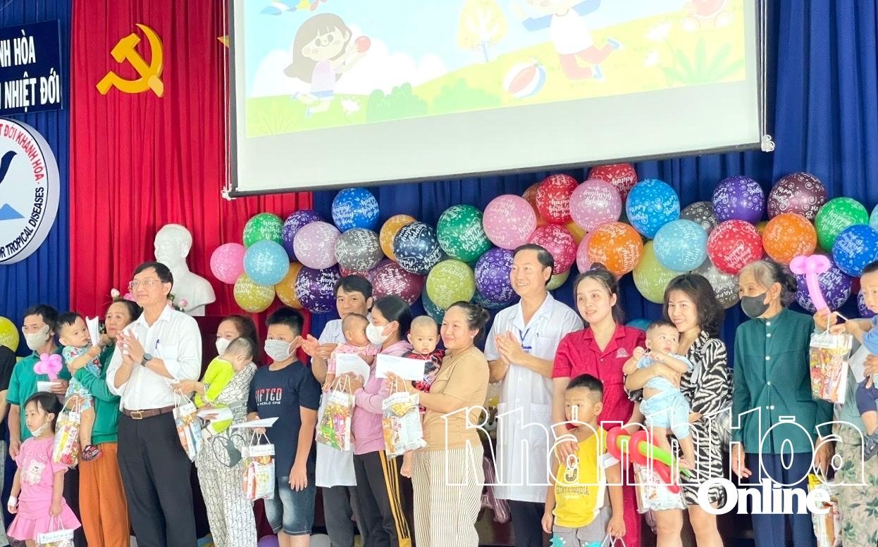 ថ្នាក់​ដឹក​នាំ​មន្ទីរ​ពេទ្យ​ជំងឺ​ត្រូពិច​ខេត្ត​ជូន​អំណោយ​ដល់​អ្នក​ជំងឺ​កុមារ