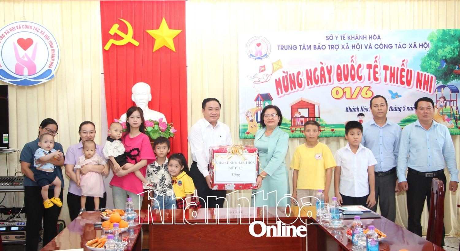 លោក Trinh Ngoc Hiep អនុប្រធានមន្ទីរសុខាភិបាល ប្រគល់អំណោយដល់កុមារនៅមជ្ឈមណ្ឌលគាំពារសង្គម និងការងារសង្គមខេត្ត។