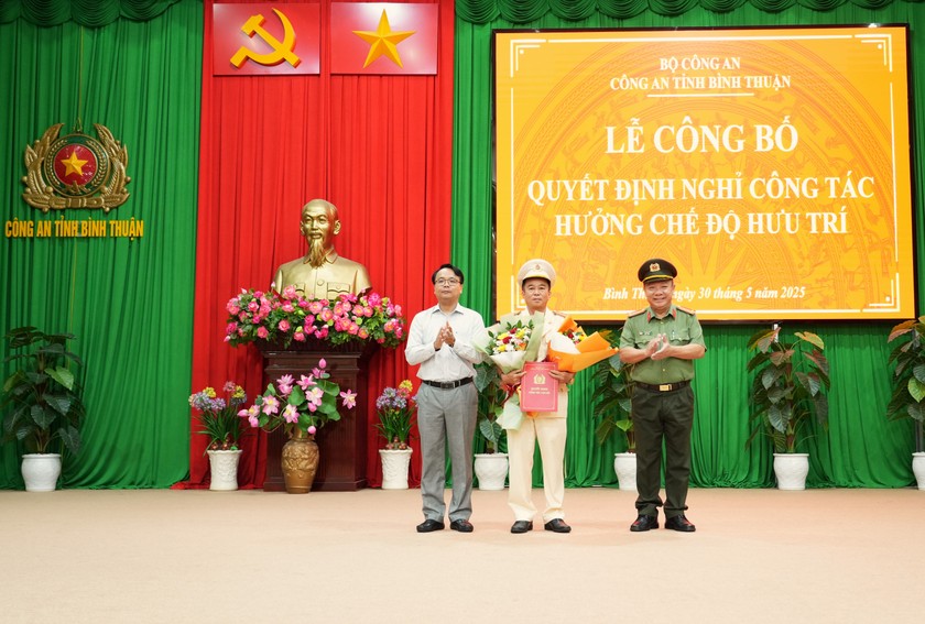 Ông Đặng Hồng Sỹ - Phó Bí thư Thường trực Tỉnh ủy Bình Thuận cùng Đại tá Lê Quang Nhân - Giám đốc Công an tỉnh đã tặng hoa, trao quyết định về việc nghỉ công tác, hưởng chế độ hưu trí đối với Đại tá Đinh Kim Lập - Phó giám đốc Công an tỉnh