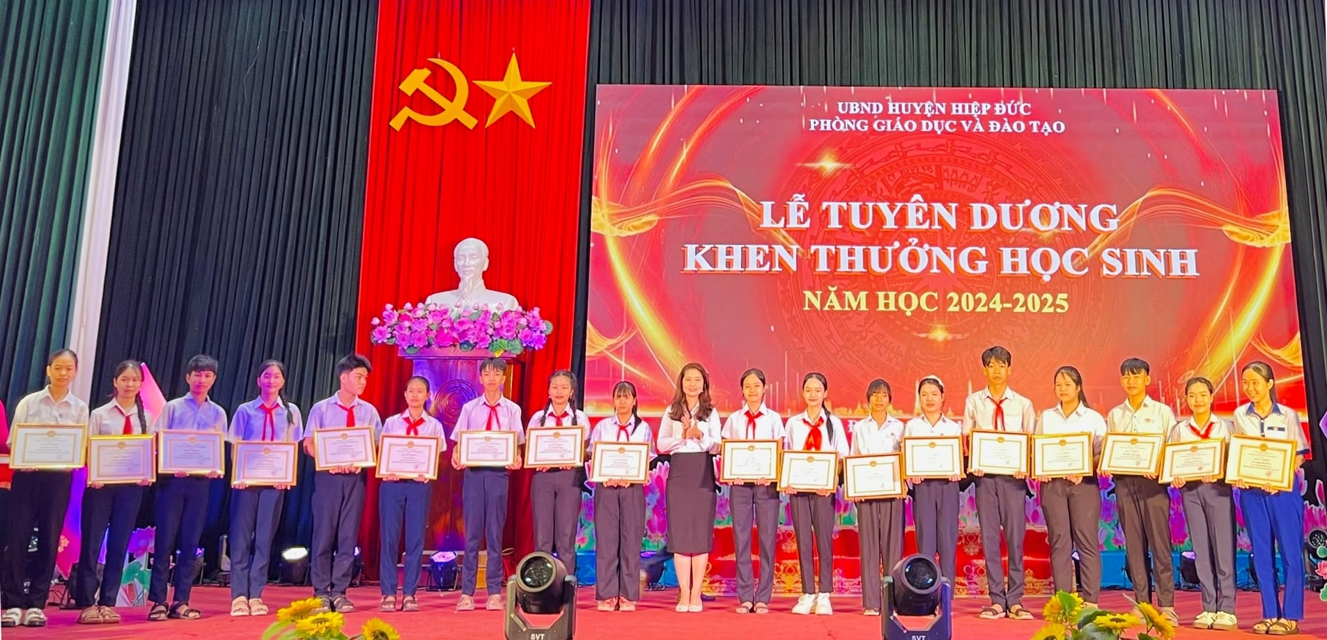 dong-chi-pham-thi-thanh-tuv-bi-thu-huyen-uy-trao-giay-khen-cho-cac-em-hoc-sinh-doat-giai-trong-cac-ky-thi-hoi-thi-cap-tinh.(1).jpg