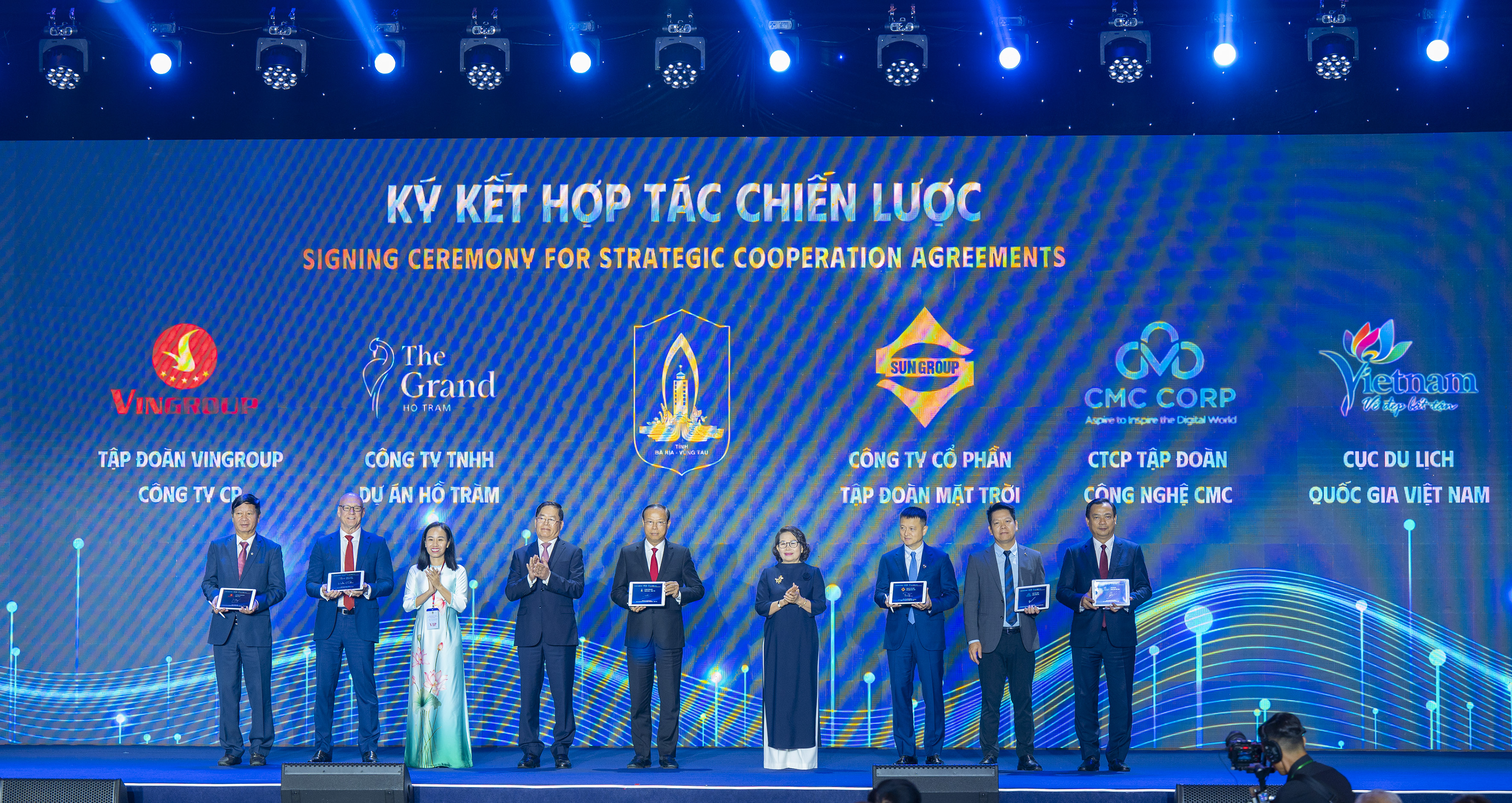 Lãnh đạo tỉnh và đại diện Sun Group, Vin Group, Tập đoàn CMC, Công ty TNHH Dự án Hồ Tràm, Cục Du lịch quốc gia thực hiện nghi thức ký kết.