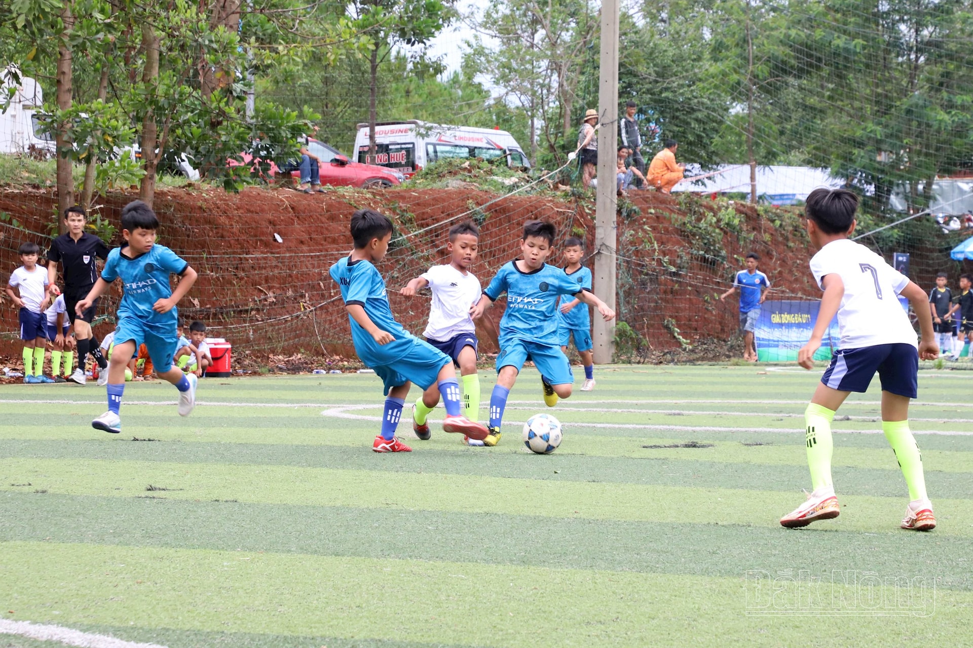 កីឡាករ U11 Gia Nghia និង U11 Dak Song ប្រកួតគ្នាដណ្តើមបាល់នៅតំបន់កណ្តាល។