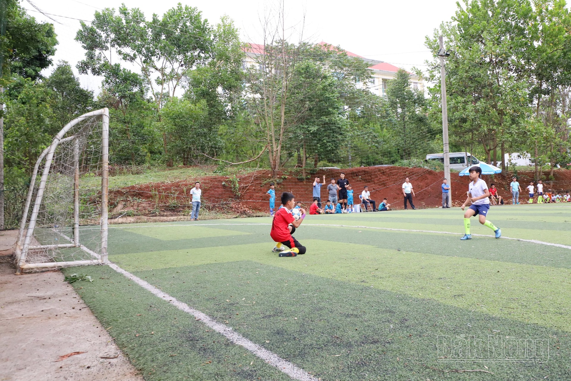 អ្នកចាំទី U11 Gia Nghia មាន​ទម្រង់​លេង​គួរ​ឲ្យ​ចាប់​អារម្មណ៍​ពេល​គាត់​បន្ត​ចាប់​បាល់​របស់ U11 Dak Song។