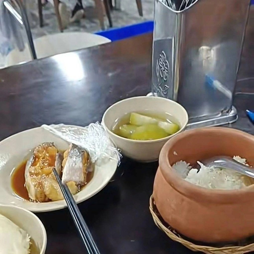 Đưa 38 khách tới ăn tài xế chỉ được đãi bữa cơm đạm bạc, chủ quán nói gì? - 1