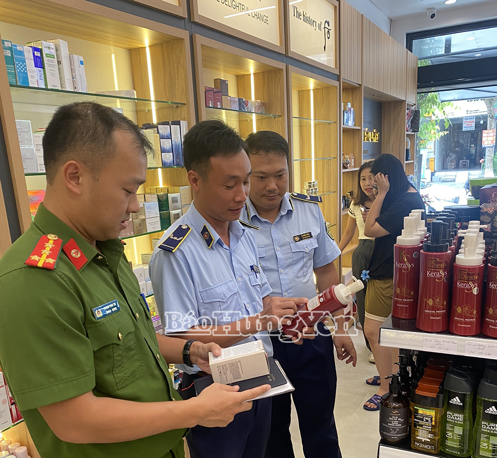 Lực lượng chức năng kiểm tra việc kinh doanh hàng hóa nhập khẩu tại thành phố Hưng Yên 