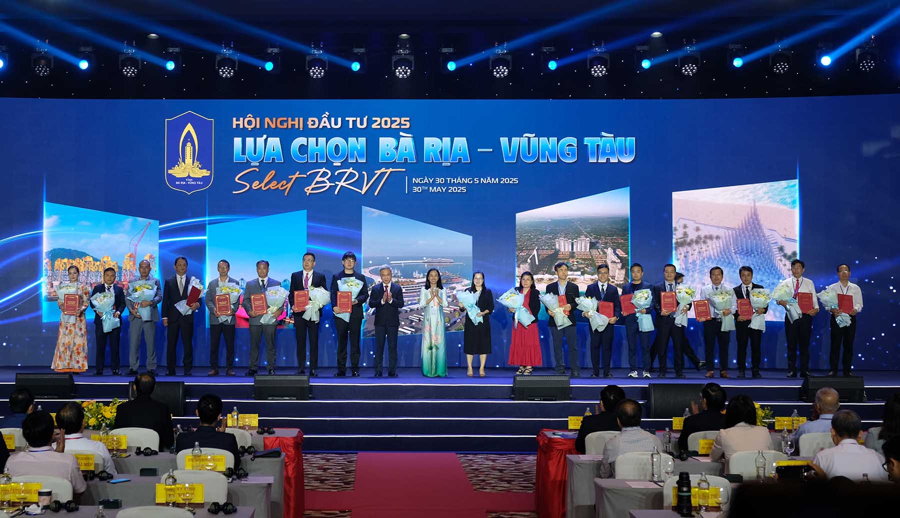 Das Volkskomitee der Provinz Ba Ria-Vung Tau erteilte 53 Projekten Investitionsregistrierungszertifikate und Investitionsrichtlinien, darunter 26 Projekte ausländischer Investoren. Foto: Trong Tin.
