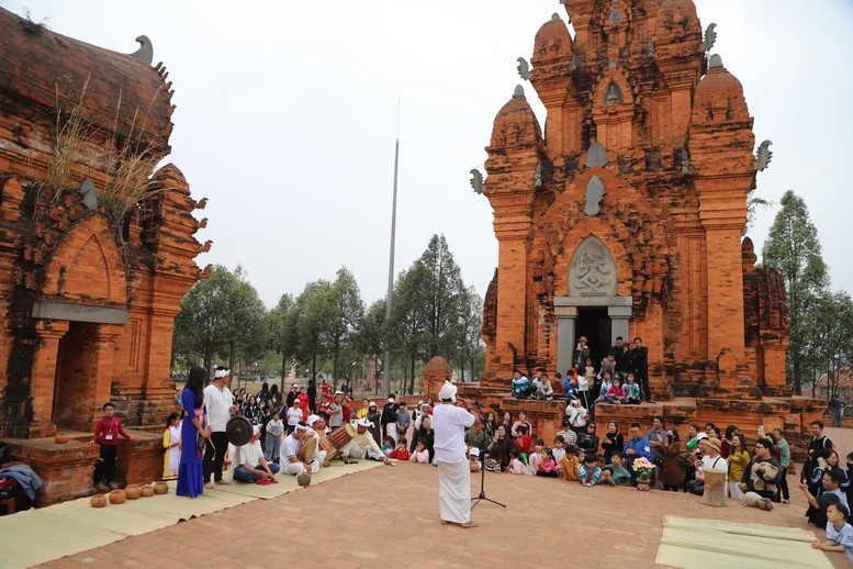 Nhiều hoạt động văn hóa đặc sắc với chủ đề ‘Ngày hội gia đình’ tại Làng Văn hóa - Du lịch các dân tộc Việt Nam. Ảnh: VGP