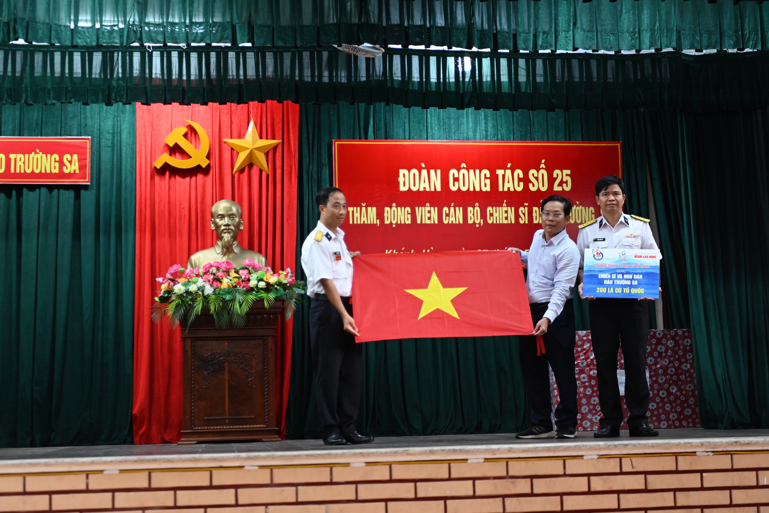 Hành trình 100 nhà báo đến với Trường Sa - Ảnh 14.