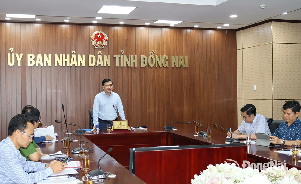 Phó chủ tịch UBND tỉnh Hồ Văn Hà phát biểu tại buổi làm việc. Ảnh: Hoàng Lộc