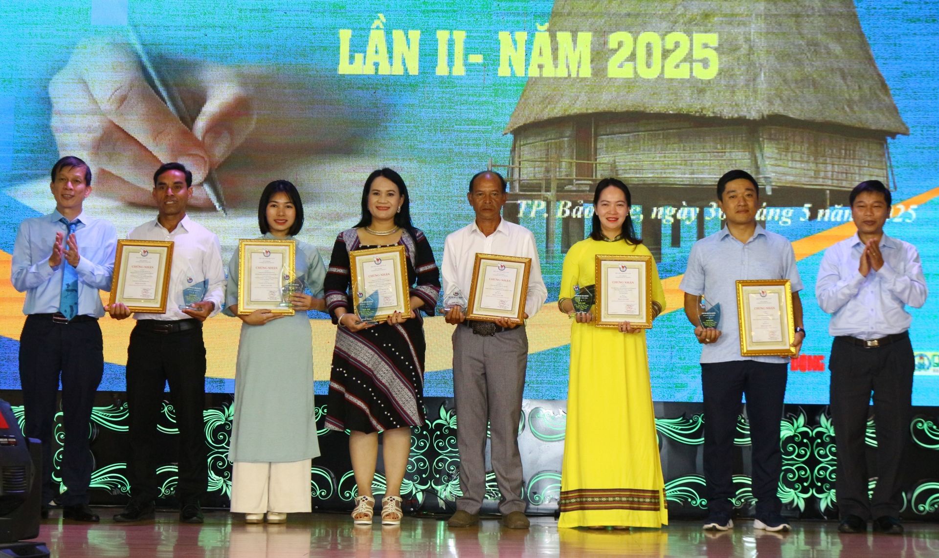 Ban tổ chức trao giải Nhì cho thể loại báo Phát thanh - Truyền hình
