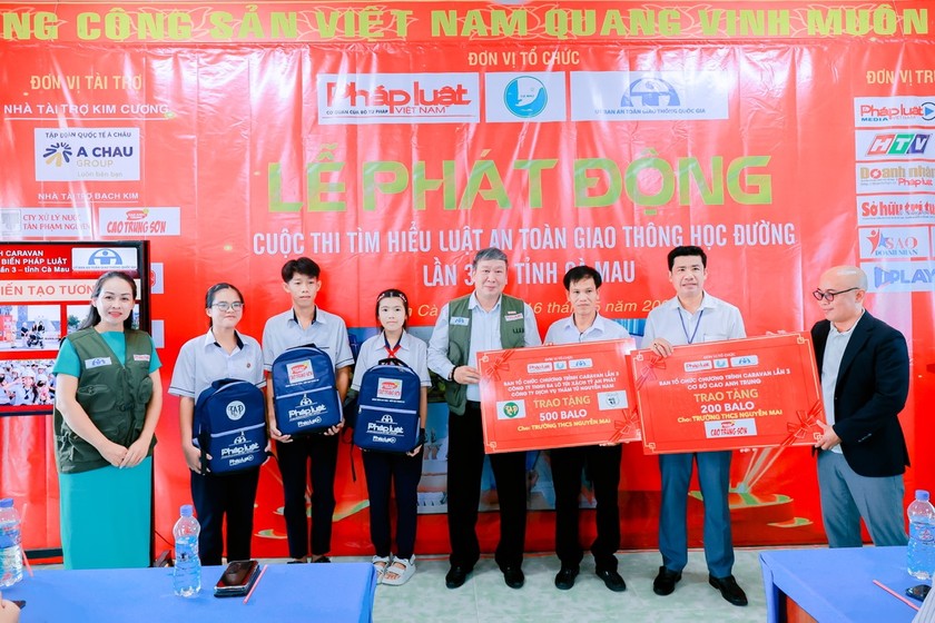 BTC trao tặng 700 ba lô cho trường THCS Nguyễn Mai - Huyện U Minh.