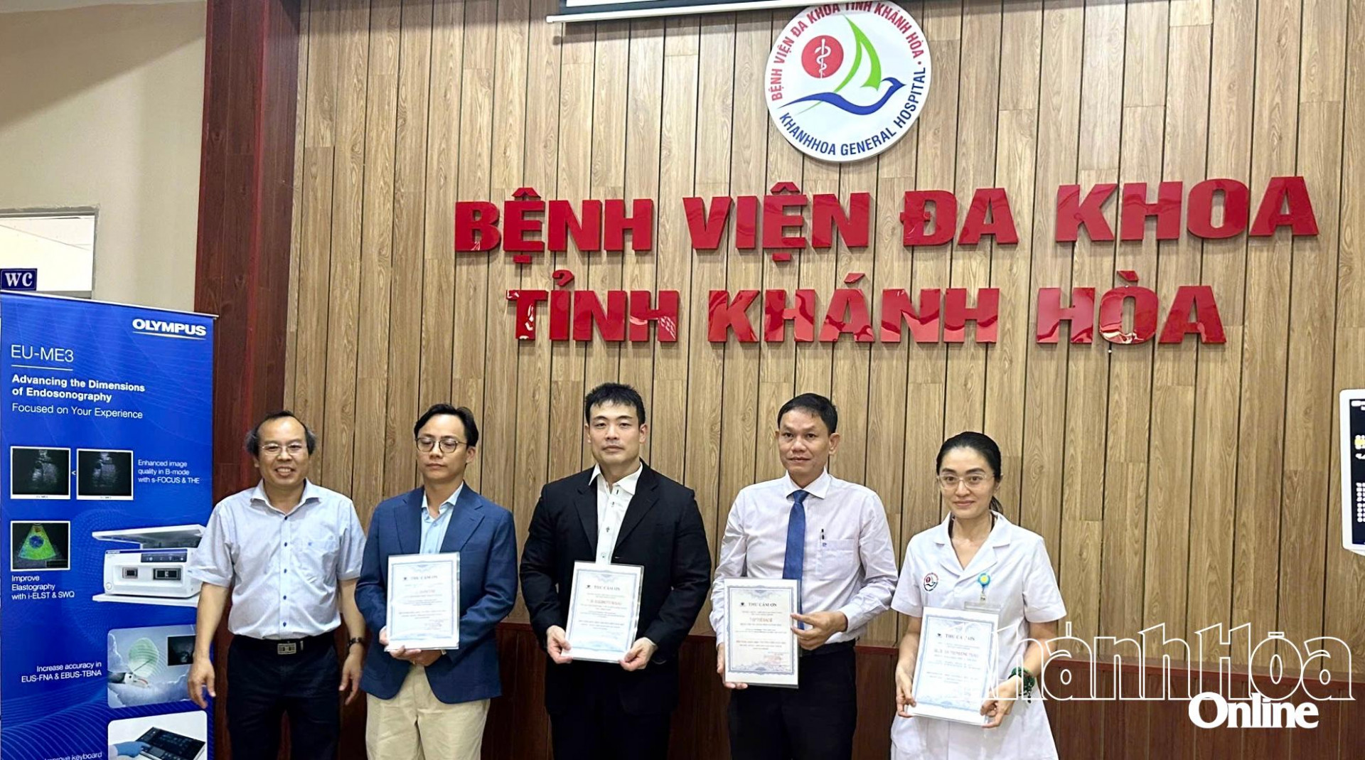 The organizing committee presented thank you letters to the reporters.