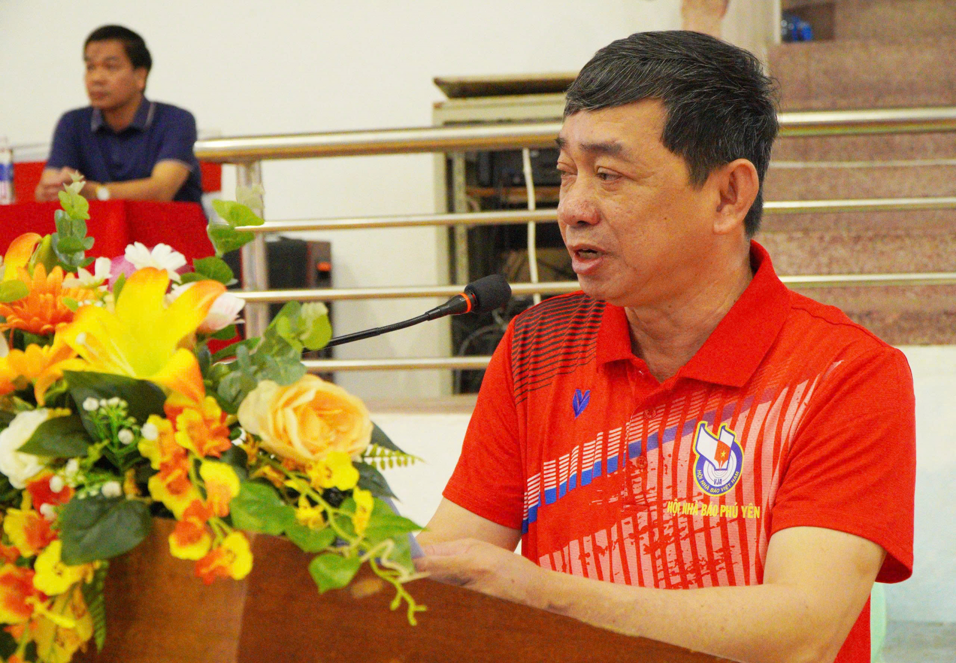 Ông Phạm Đoàn Anh Kiệt, Phó Chủ tịch điều hành Hội Nhà báo tỉnh phát biểu khai mạc hội thao. Ảnh: NHẬT HUY