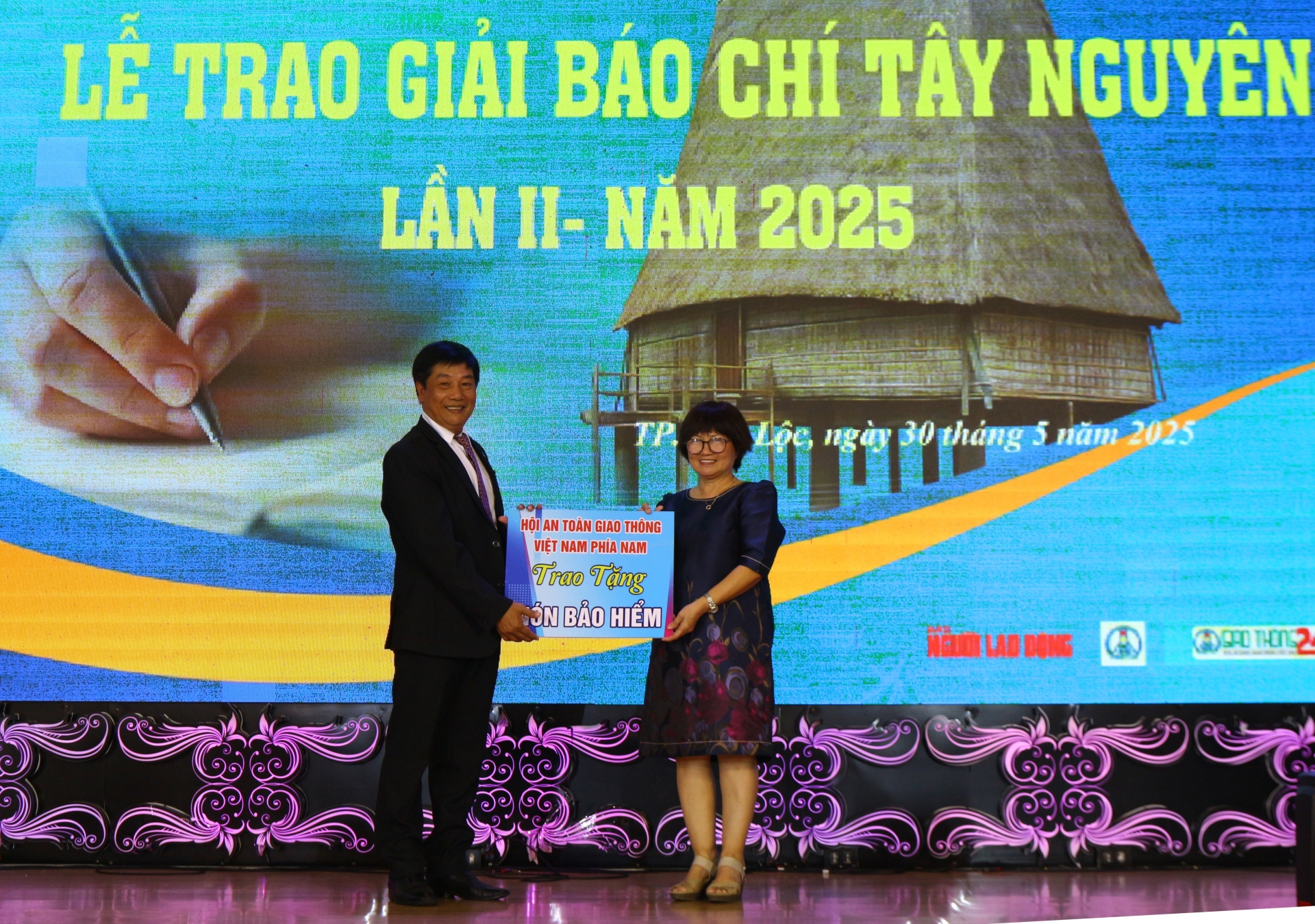 Đơn vị tài trợ trao bảng tương trưng tặng mũ bảo hiểm cho các em học sinh