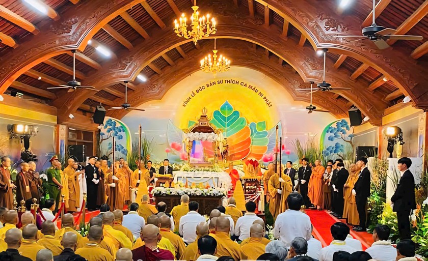 Các đại biểu thực hiện nghi lễ tôn trí, an vị Xá lợi Đức Phật tại chùa Chuông thành phố Hưng Yên