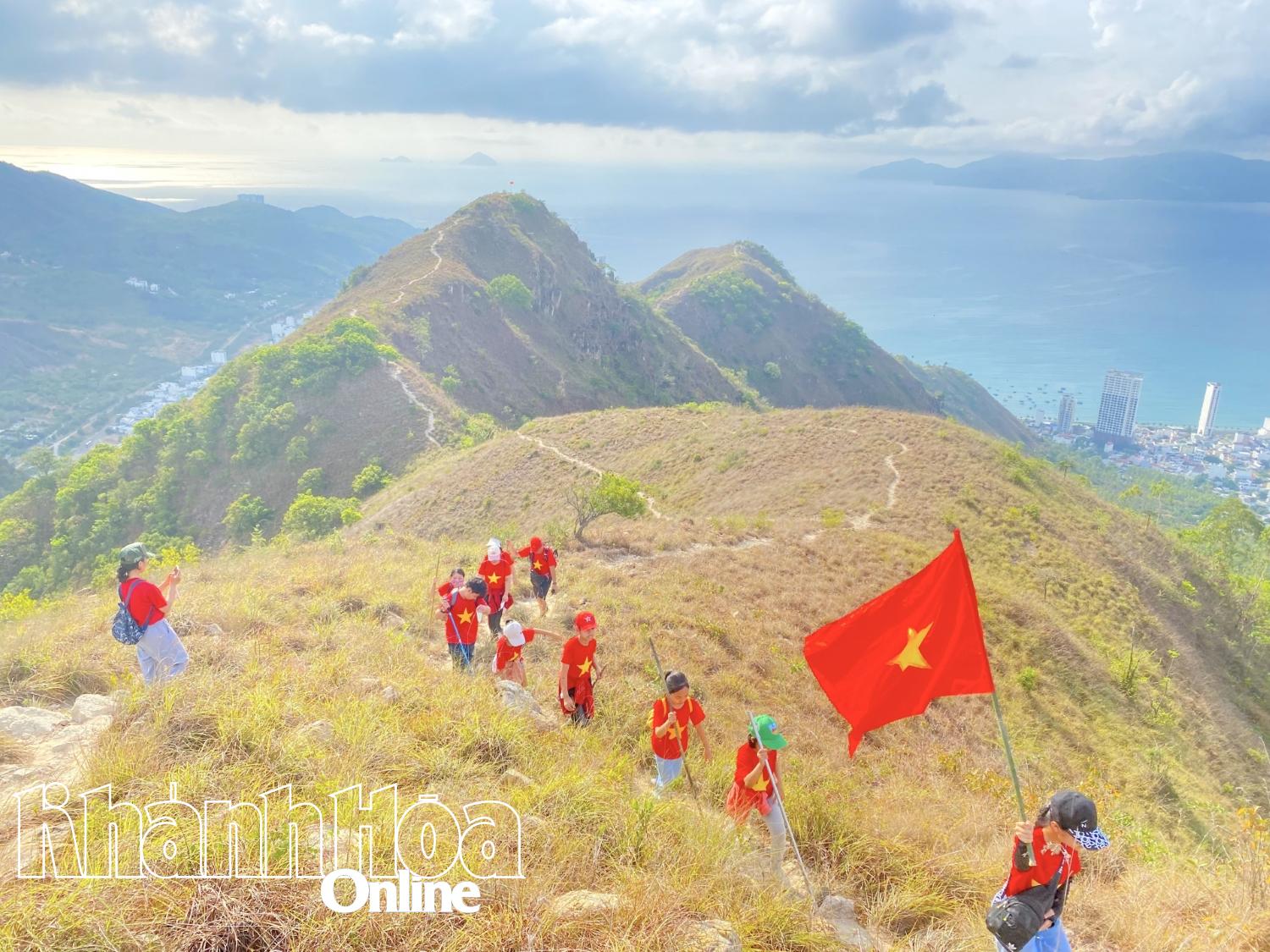 Du khách leo núi Cô Tiên. Ảnh: Thanh Trúc