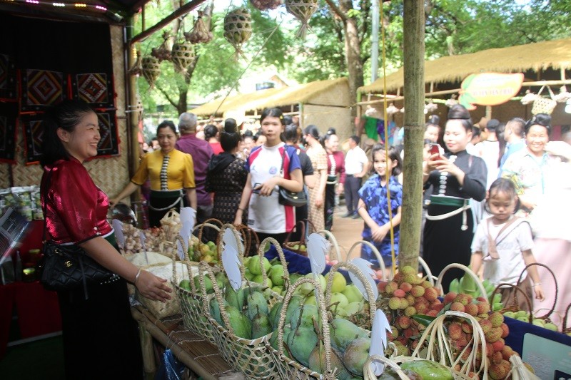 Đông đảo người dân và du khách đến trải nghiệm tại ngày hội.