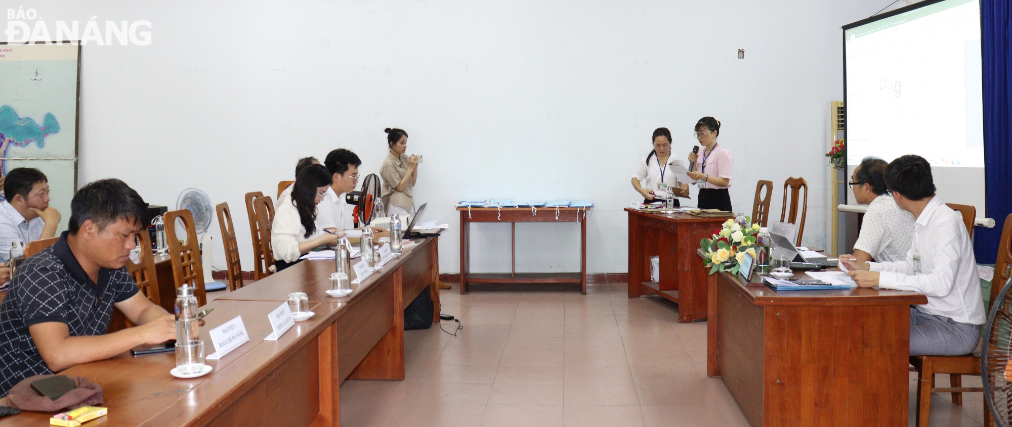 La apertura y aprobación de solicitudes de arrendamiento de tierras a corto plazo se organiza de forma pública y transparente. Foto: HOANG HIEP