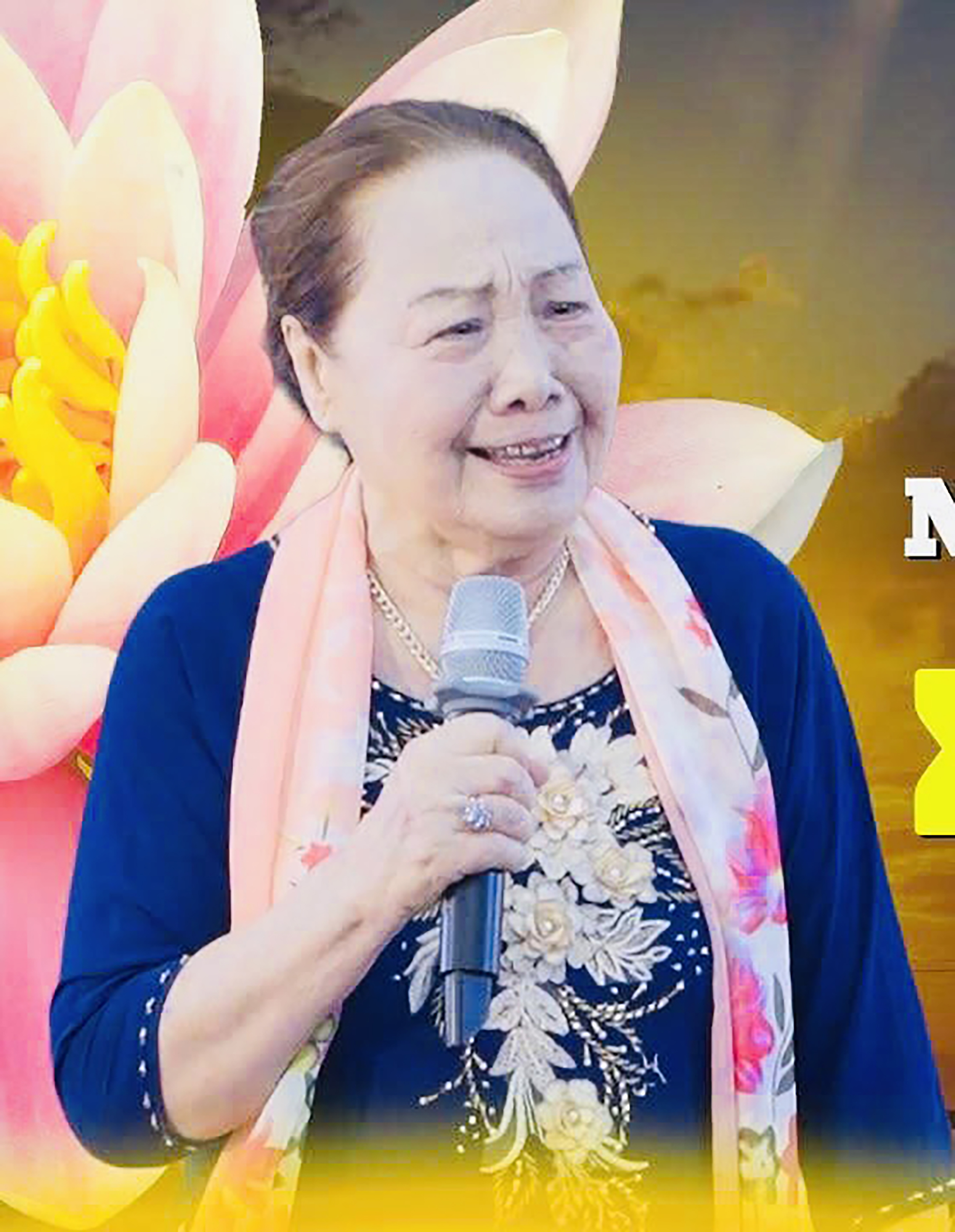 NSƯT Xuân Năm trên sân khấu ở tuổi 80