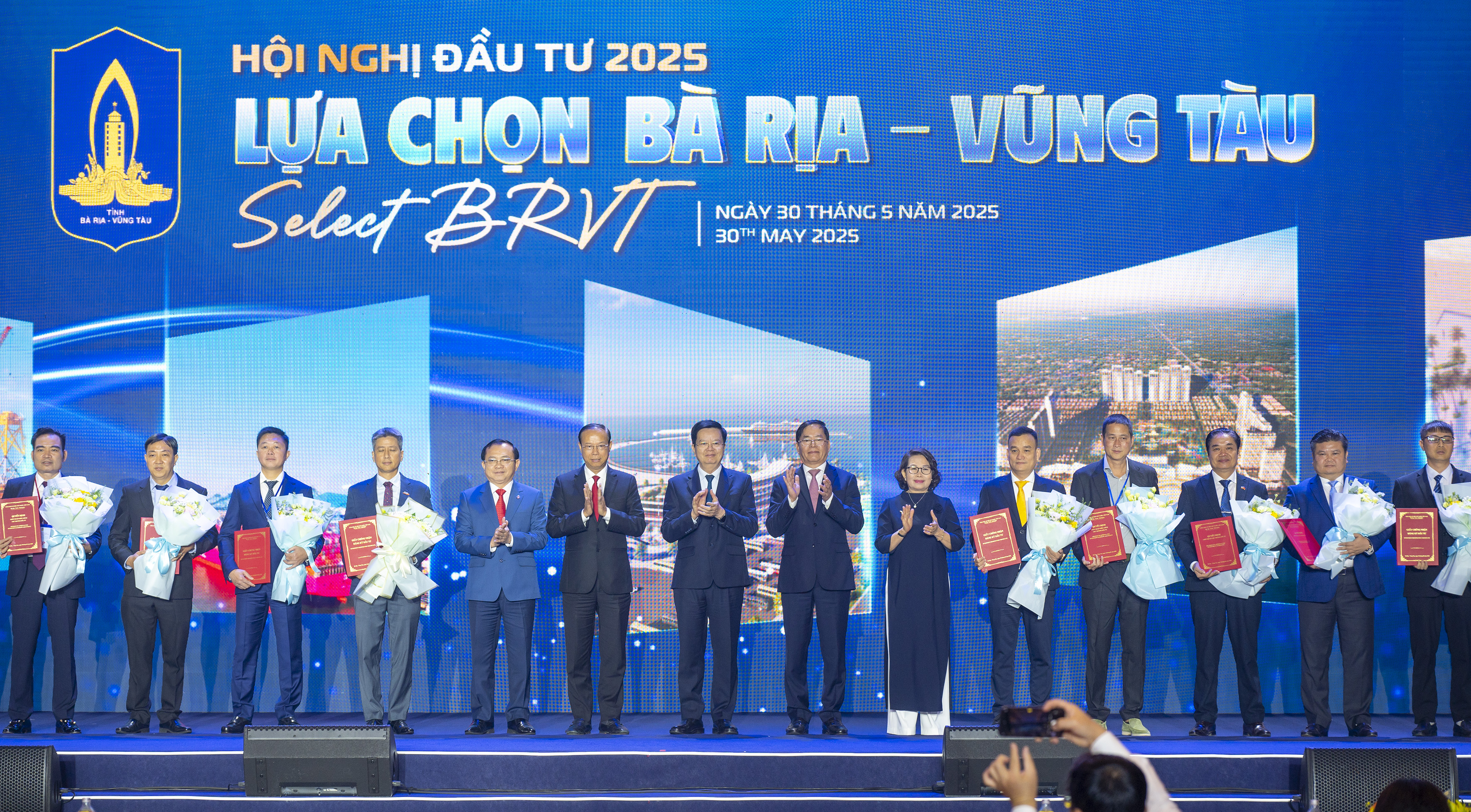 당 중앙위원회 위원이자, 도당위원회 서기, 도인민위원회 위원장인 Pham Viet Thanh 씨와 도당위원회 상임부서기이자, 도 국회 대표단 단장인 Nguyen Thi Yen 여사가 해당 기업에 투자 정책 인증서와 결정을 수여했습니다.