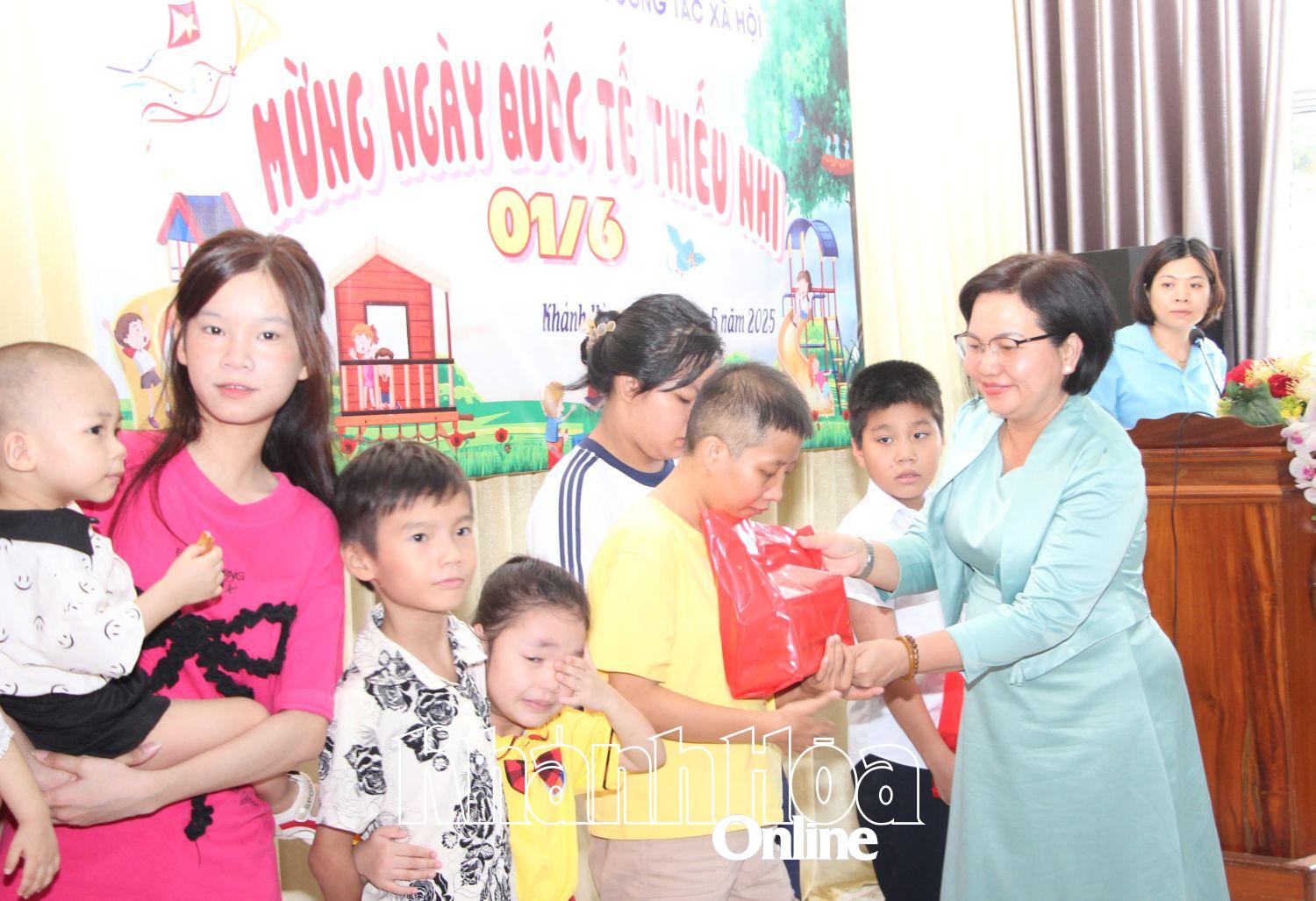 ថ្នាក់​ដឹកនាំ​មជ្ឈមណ្ឌល​គាំពារ​សង្គម និង​ការងារ​សង្គម​ខេត្ត ជូន​អំណោយ​ដល់​កុមារ។