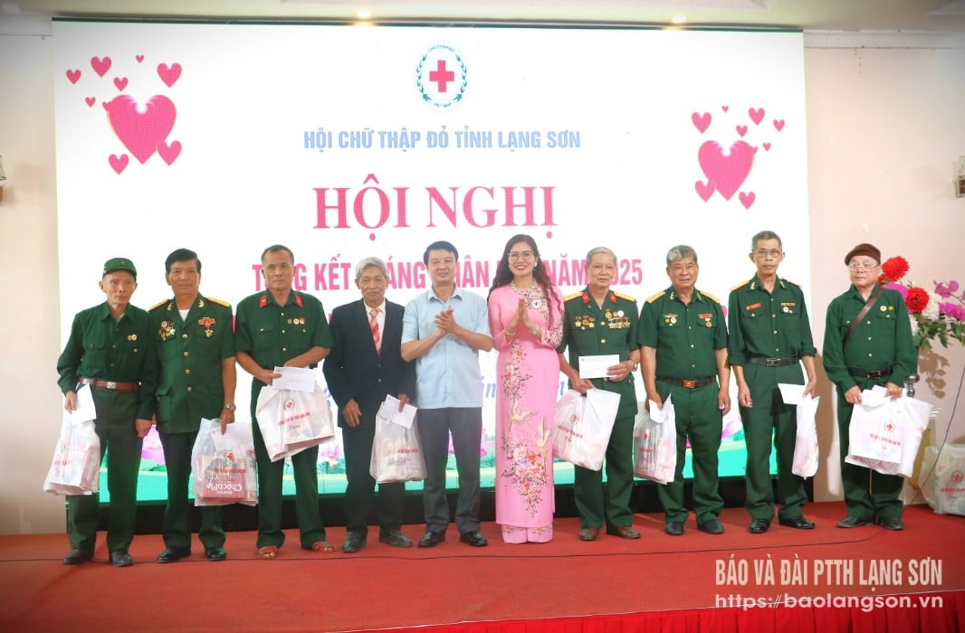 Lãnh đạo Hội Chữ thập đỏ tỉnh và Ủy ban Mặt trận Tổ quốc Việt Nam tỉnh trao quà cho các NNCĐDC trên địa bàn tỉnh
