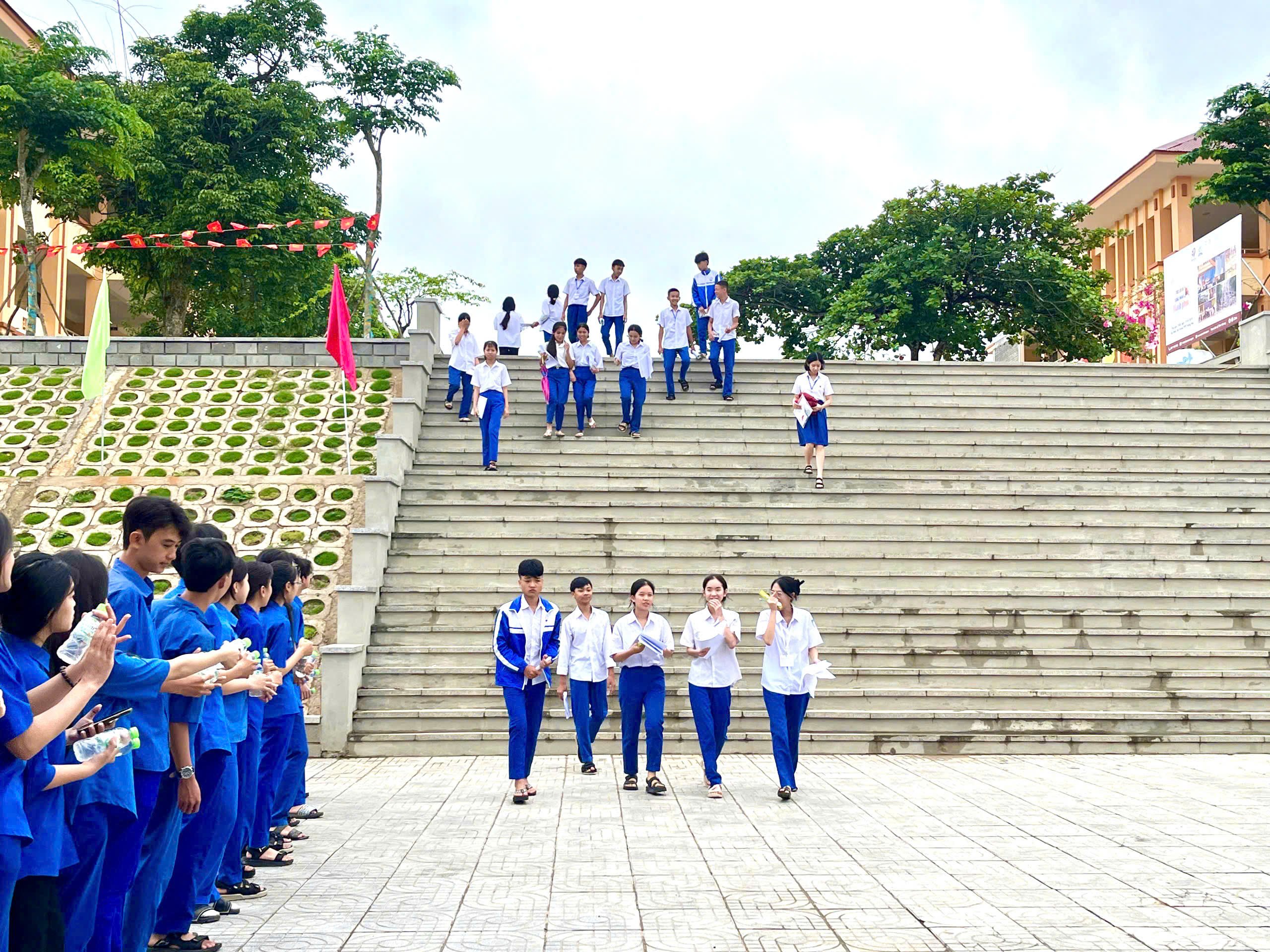ការប្រឡងចូលរៀនថ្នាក់ទី១០ សម្រាប់ឆ្នាំសិក្សា ២០២៥-២០២៦ បានប្រព្រឹត្តទៅដោយសុវត្ថិភាព និងធ្ងន់ធ្ងរ។