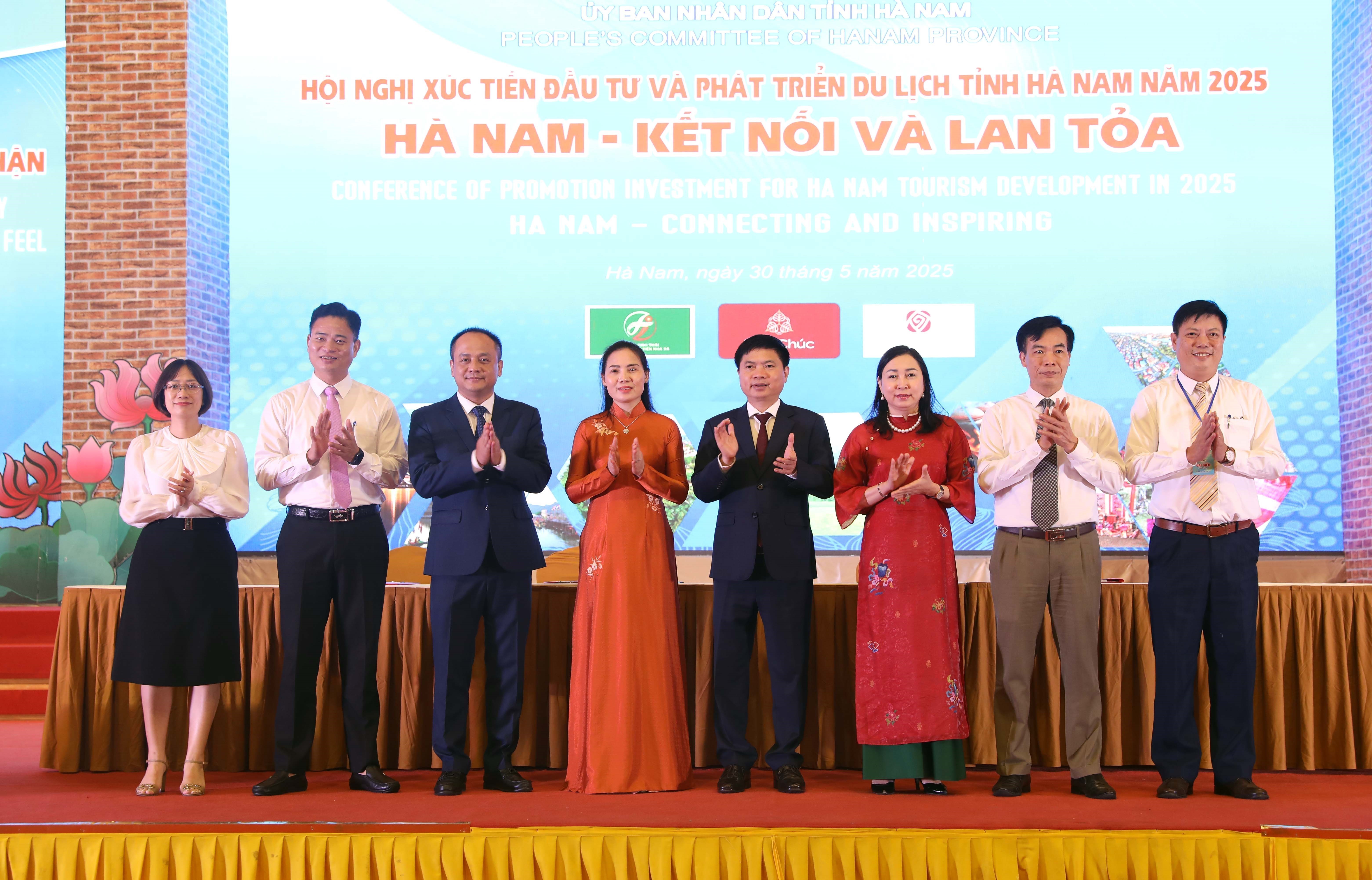 Sở Văn hoá, Thể thao và Du lịch Hà Nam ký kết hợp tác với Sở Văn hoá, Thể thao và Du lịch các tỉnh: Quảng Bình, Phú Thọ, Tuyên Quang, Bắc Giang. Ảnh: TTXVN