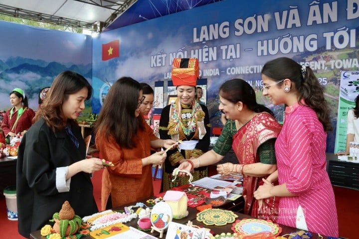 Đại biểu Ấn Độ tham quan triển lãm văn hoá Lạng Sơn - Ấn Độ,