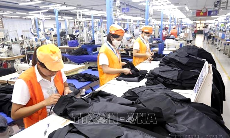 Sản xuất hàng may mặc tại Xí nghiệp Sơ mi, Veston của Tổng Công ty May 10 tại Sài Đồng, Quận Long Biên, Hà Nội. Ảnh: Anh Tuấn/TTXVN