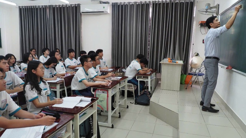 Estudiantes de 9.º grado de la escuela secundaria Nam Sai Gon (Distrito 7) durante una sesión de revisión de literatura a fines de mayo de 2025.