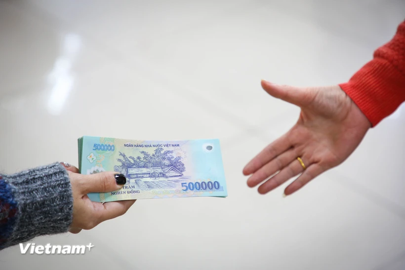 Что касается оставшихся профсоюзных фондов и профсоюзных взносов (излишков, недавно уплаченных) в низовом профсоюзе, Исполнительный комитет низового профсоюза уполномочен расходовать их на мероприятия по заботе и поддержке членов профсоюза и работников. (Фото: PV/Вьетнам+)